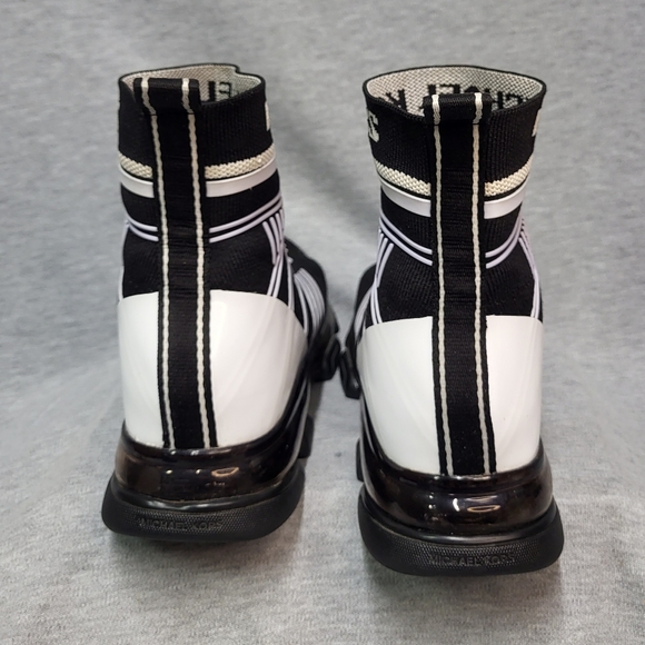 Michael Kors Kendra Bootie Size 7. - Picture 4 of 6